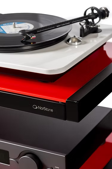 NorStone ESSE HIFI HiFi-Rack mit mehreren Ablagen für Verstärker, Plattenspieler und Audio-Komponenten.
