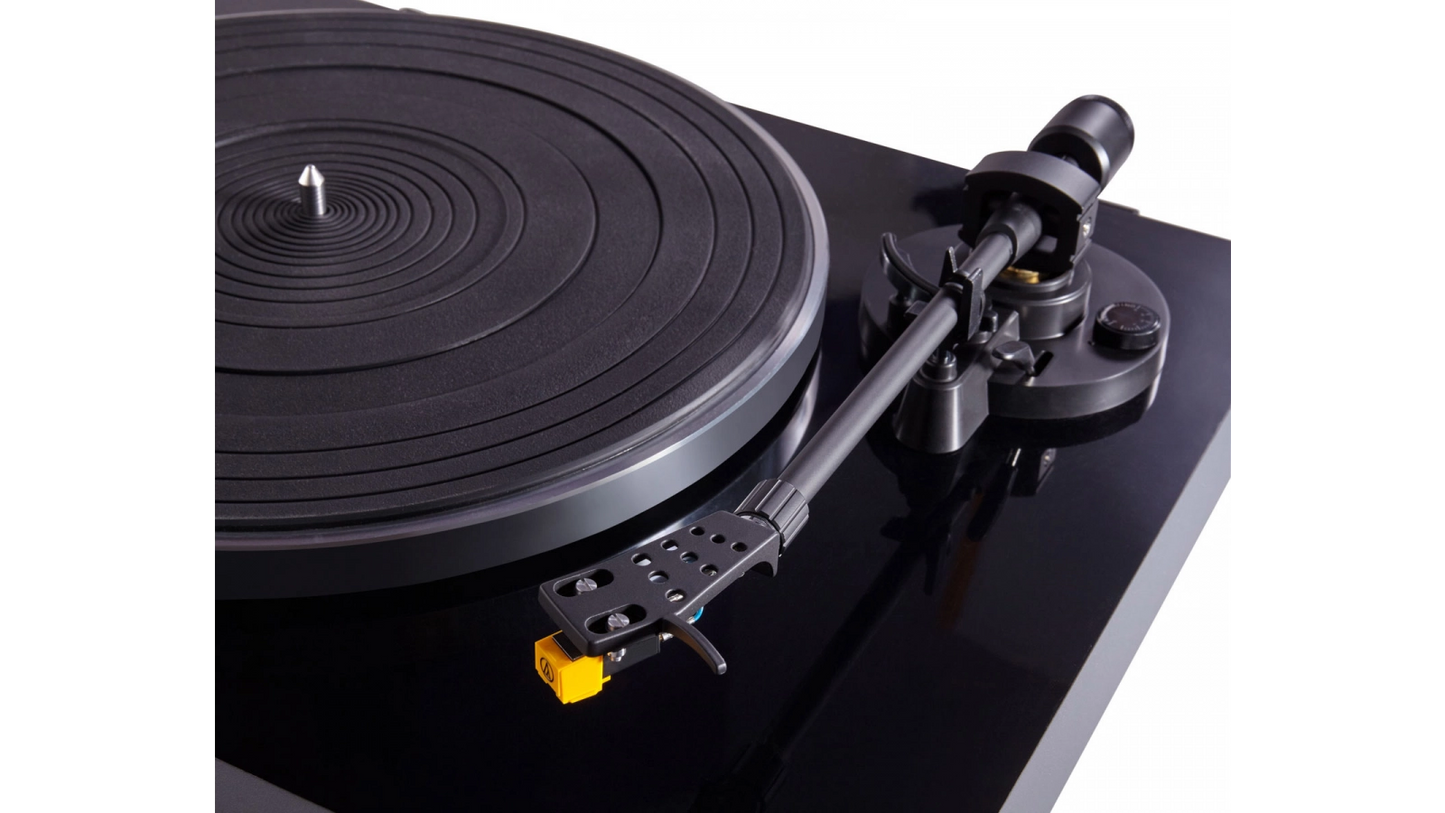 ELAC Miracord 50 HiFi-Plattenspieler für natürlichen Klang und hochwertige Schallplattenwiedergabe.