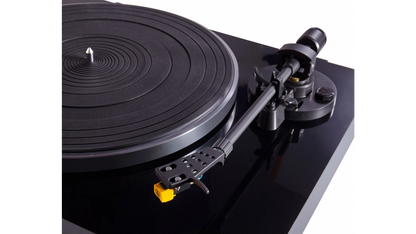 ELAC Miracord 50 HiFi-Plattenspieler für natürlichen Klang und hochwertige Schallplattenwiedergabe.