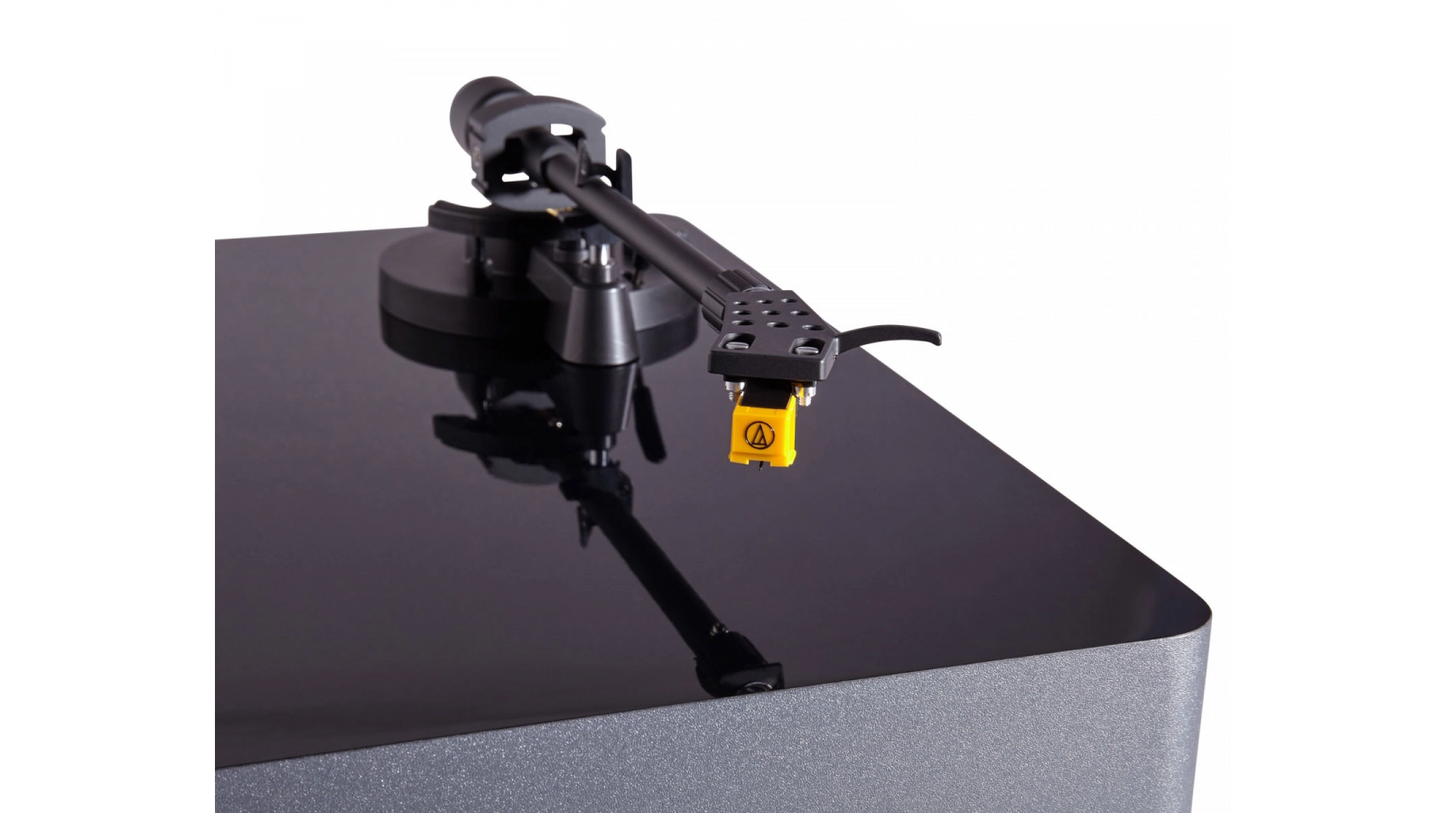 ELAC Miracord 50 HiFi-Plattenspieler für natürlichen Klang und hochwertige Schallplattenwiedergabe.