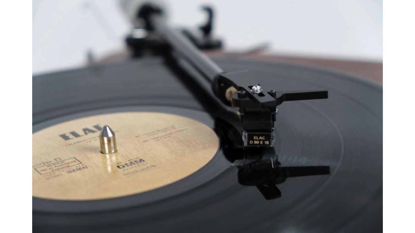 ELAC Miracord 80 Premium-Plattenspieler für präzise und audiophile Vinylwiedergabe.